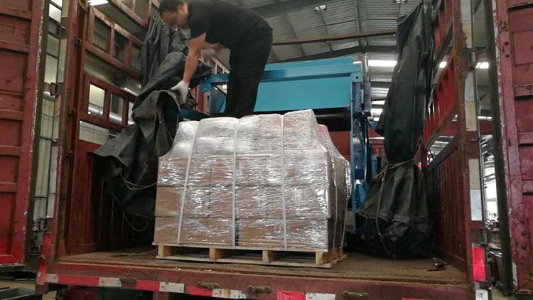 山東礦安兩臺甲帶給煤機裝貨發(fā)往河北邯鄲