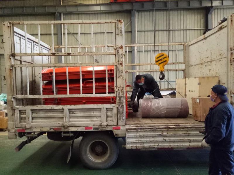 山東礦安生產(chǎn)的避難硐室門和給煤機(jī)甲帶裝車發(fā)貨