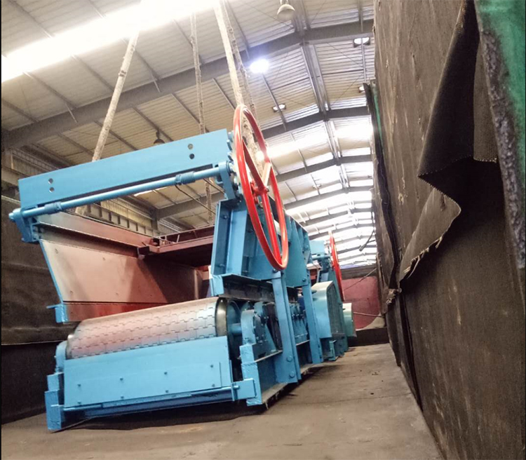 兩臺手動(dòng)閘門甲帶給煤機(jī)裝車發(fā)貨