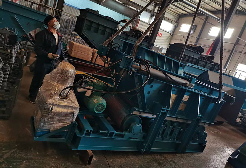 山東礦安機(jī)電一批甲帶式給煤機(jī)裝車發(fā)貨