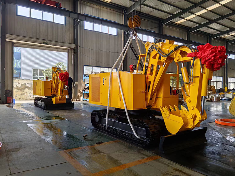 兩臺(tái)MWC7.8/3.2L 液壓挖掘機(jī)準(zhǔn)備裝車(chē)發(fā)貨